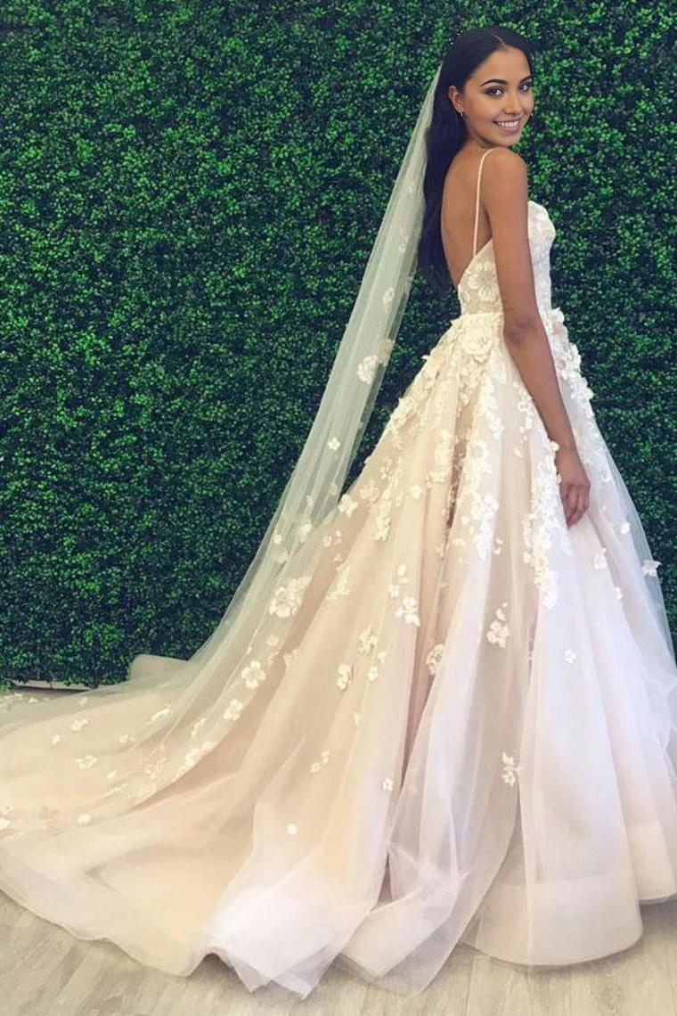 Vestido de novia de tul con escote corazón, tirantes finos y espalda descubierta con vuelo